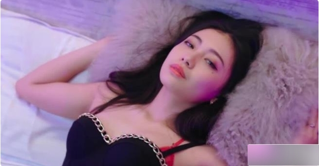 夏暮光：性感女人味红苹果小姐姐