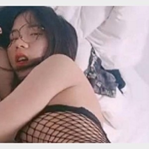 可爱小姐姐穿着诱人的黑丝网袜的视频