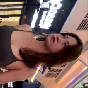 美女穿着紧身吊带裤展示完美长腿和丰满胖臀的视频分享（百度云）