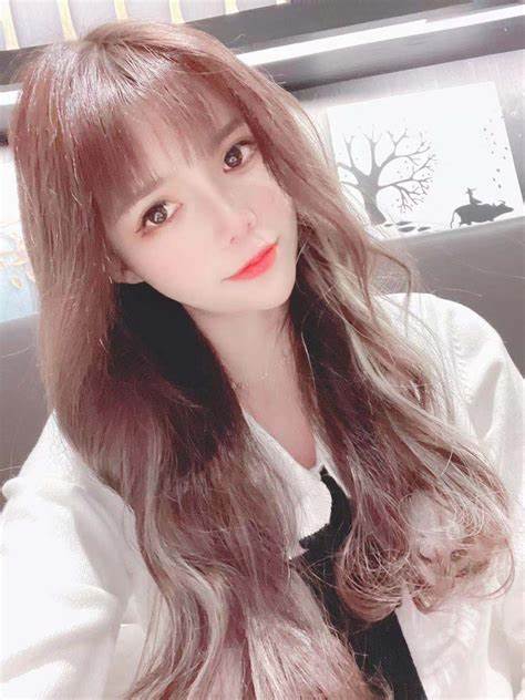 清纯可爱学生型美少女COSER，视频1集588m，白丝服装私房作品诱惑感入手