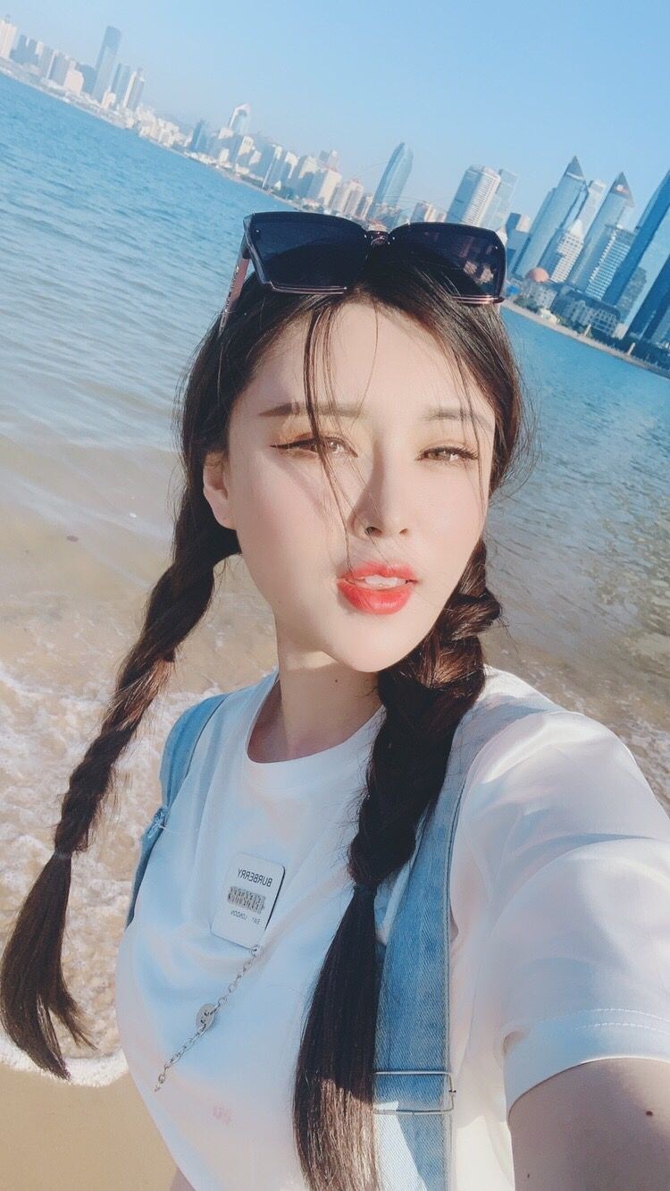 抖音美少女一只萌宠作品商业合集：黑色吊带露肩性感直播间服装造型奇怪姿势5m