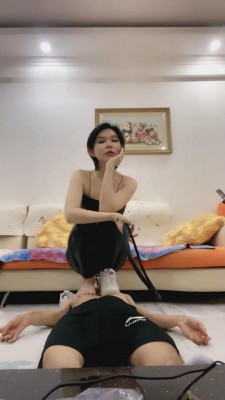 大连欣妍踩踏视频：全体重踩在bf684上，时长45分钟