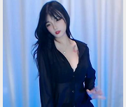 网易梦甜精选美女T衣舞自拍视频，时长9分钟，黑木耳L~S舞，舒服舞姿