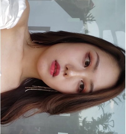 玲玲高跟包臀裙，展现迷人大长腿，时尚街拍款