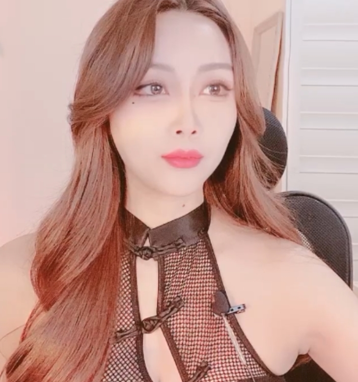 神秘美女娜娜直播合集:27个视频总大小69G,原贴查看更多