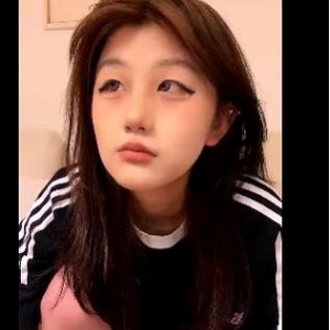 曼小狗直播颜值身材社保姬，3V-1.6G清晰度，车衣车灯魅力展现