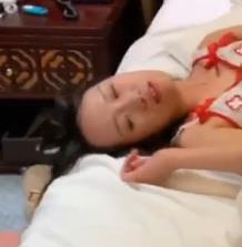 大学生美眉三人游自拍视频，豪哥交谈S表情妇气质用嘴挖洞