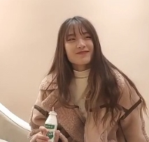 苗条00后嫩妹使用超清设备在沙发上拍摄艾薇视角清晰的某处