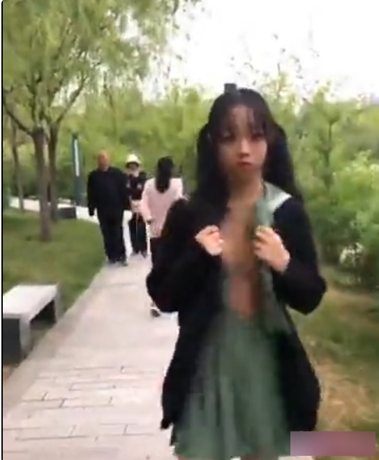 浆果儿公园超市骑车luo+ti问路