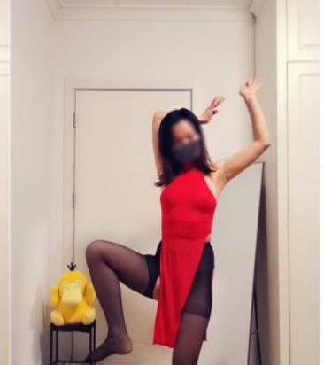 抖音果舞女神诗宝重回舞台，性感黑丝展示惊艳作品