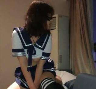 大神Yin精选：学妹反差篇，臀部诱惑，渔网条纹衣，纯欲学生服装视频作品