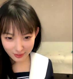 校园清纯风：糖纸妹妹直播秀，粉丝狂欢！