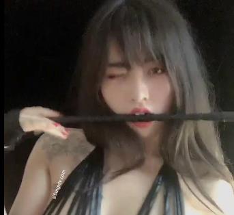 网红模特大胆展示纹身，恐龙小宝贝颜值身材惊艳