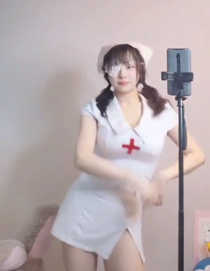 甜小乜:抖音网红舞蹈模特,90个视频524兆,颜值爆表木瓜粉丝疯狂关注