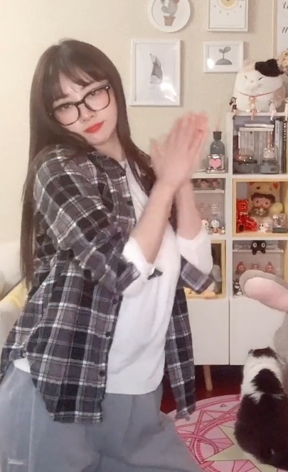 甜小乜:抖音网红舞蹈模特,90个视频524兆,颜值爆表木瓜粉丝疯狂关注