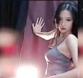 CC主播蓝云小园热裤直播视频17分钟，感动友军，挑战行业通告