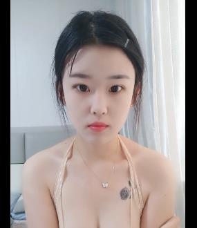 小灵儿游泳3V视频，3.2G大小，无保护下河仰泳黑某处惊艳