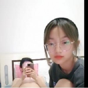 年轻小情侣眼镜美眉S身材L莉打桩黑丝娇小48分钟下载