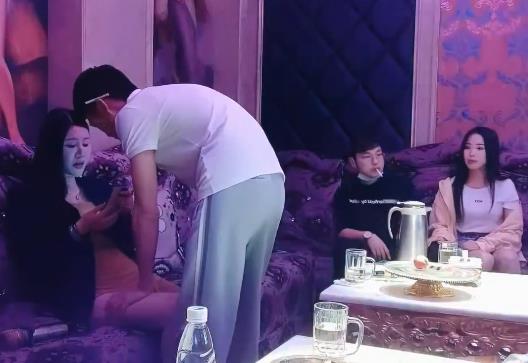 暗黑KTV自拍作品：牛B打招呼常客瘦子人气观看