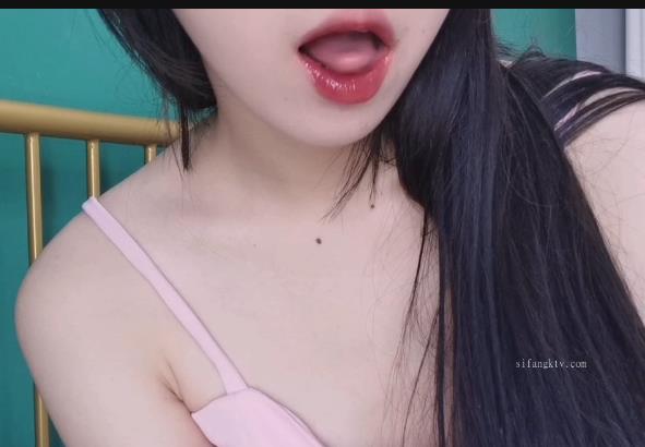 19岁校服JK挑战道具秀，透明睡衣高跟鞋，爆C好身材，22V-2.2G视频