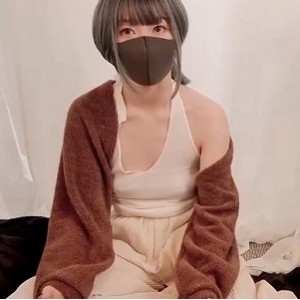 OnlyFans网红少女HongKongDoll玩偶姐姐：情侣游戏和扑克游戏，1V813M作品质量提升，发色看点