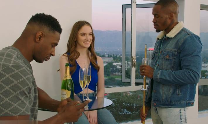 白色美女HazelMoore与老黑合作神功作品1V-904M，双洞齐开，时长34分钟，肤白貌美，双奶臀美B美，某处C采访钞能力展现群戏，必看！