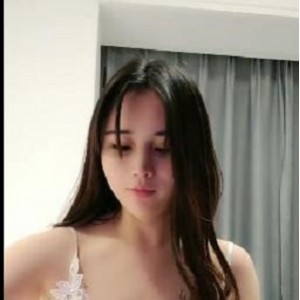 颜值美女直播自拍时长43分，美颜滤镜身材很顶少妇感