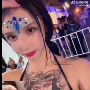 金伊娜三明治三人游短视频,抖音号yena备受关注,名场面吹保护,注意言行避免封号,赶快观看吧!
