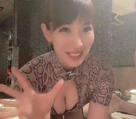 OnlyFans财阀御姐mistress_natsumi手道具F机视频5分钟