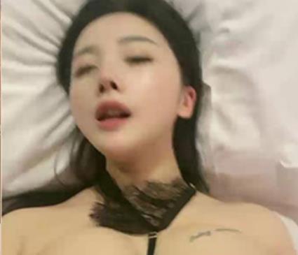 童颜大罩杯甜美妹子，车灯8V2.1G纯天然