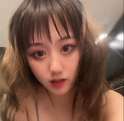 疯狂抖音新篇：播着播着就封了，主播吸粉出位表演搞笑