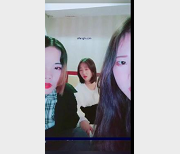 00后姐妹花手机拍摄视频，感受真开心的互动