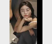 大学四姐妹团建自拍眼镜妹合租套房互动狼似虎视频下载