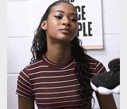 超市偷窃案现场视频曝光！漂亮妹子被搜查脱光光！