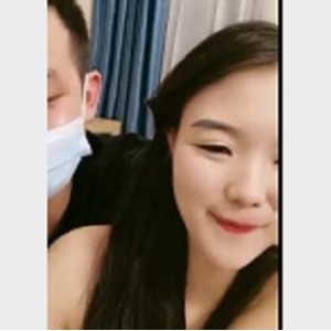 小萍萍直播自拍1V-1.5G，时长3:04分，奇怪姿势用嘴良心T互动