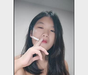 小妹自拍1V洗澡视频1.1G，喜欢被C用嘴