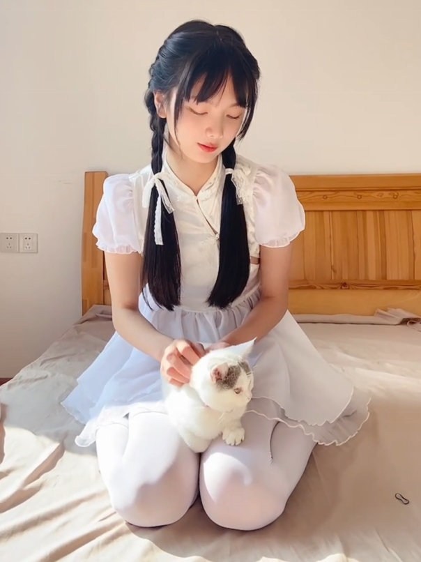 诱惑不止，稚乖画册揭示夜夜嬉戏，80D白丝美腿震撼登场！