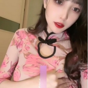 秀人网模特《林星阑》印花旗袍自我安慰