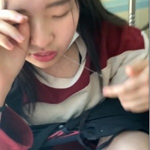 小美女口吐白沫在学校楼道里真实露脸自拍