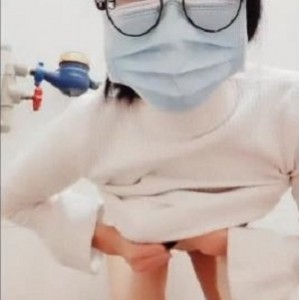 小妲己主播（小橙子）浴室自拍，水雾朦胧中曼妙身姿若隐若现