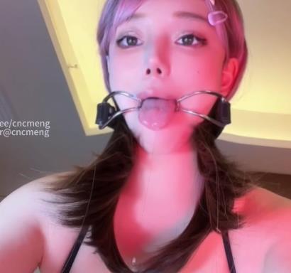 OnlyFans10月新作自拍J-道具固定器时长17分钟