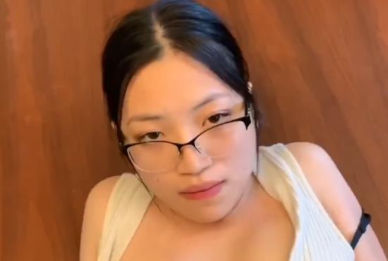 华裔美女黑丝诱惑老外上司用嘴-S，自由国出品，剧情作品，11分钟1V-330M