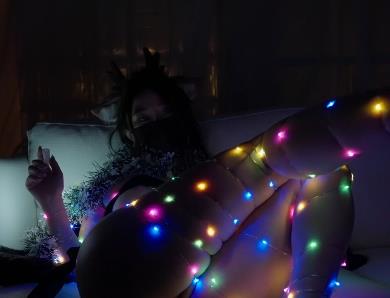 Nana_taipei直播大礼包：LED灯洞穴探险，傲娇麋鹿榨J，黑丝原味开D袜，一线天体验！