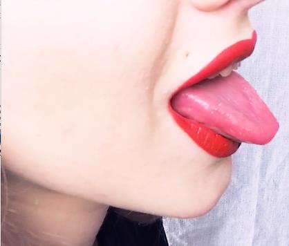 烈焰红唇：自由国超清拍摄，用嘴涂口红的诱惑棍子！下载观看，保证让你目不转睛！