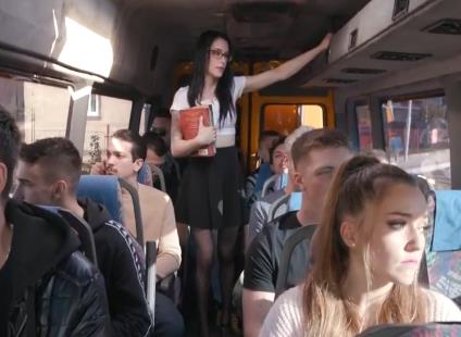 《AnnadeVille:图书管理员的公车事件》-经典80年代风格,女主演技精湛,肛J、双火腿BJ等惊喜情节,1个半小时精彩呈现