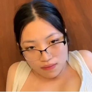 华裔美女黑丝模特封面剧情11分钟视频