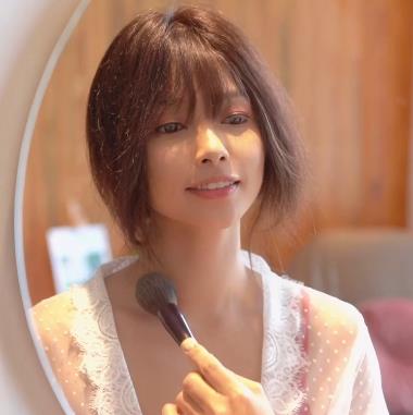 Ja失眠ineJ：唯美道具爆C初恋，清纯黑边自拍，观看视频