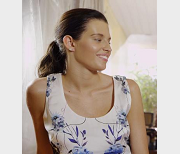 欧美妹子第一次见血，4V，1.3G，颜值粉嫩，动作片，观看收藏下载