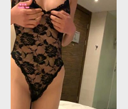 精选妻子雪玲儿：黑丝诱惑，有趣小热裤，视觉神经感觉！