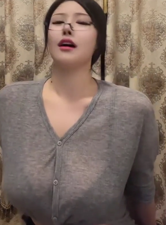 纯欲御姐宋星星1V1视频，1.65G超红车灯美女魅力无限